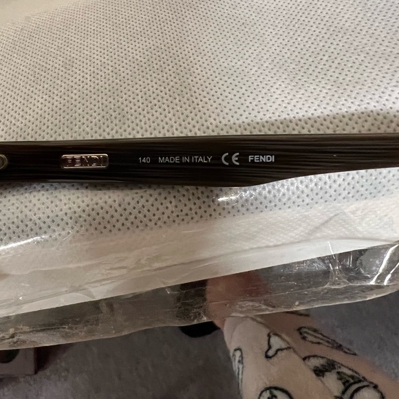 Fendi authentic sunglasses - Picture 4 of 5
